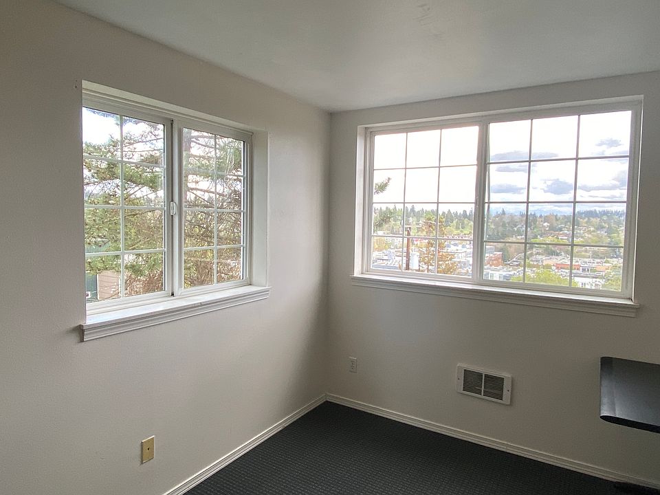 C4 corner unit studio