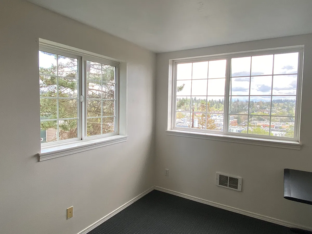 C4 corner unit studio - 2126 NE 47th St #C4