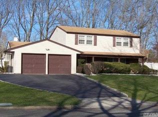 11 Crater Lake Dr, Coram, NY 11727