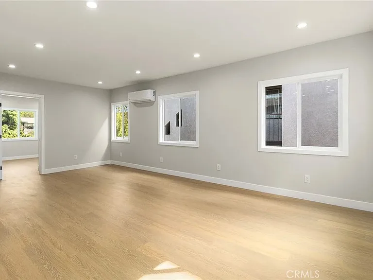 1827 E 4th St #18 — Photo 12