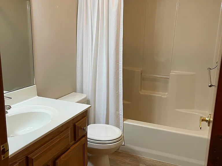 Full guest bath.