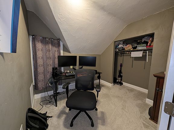 4th image of 915 Rose Ave E #2