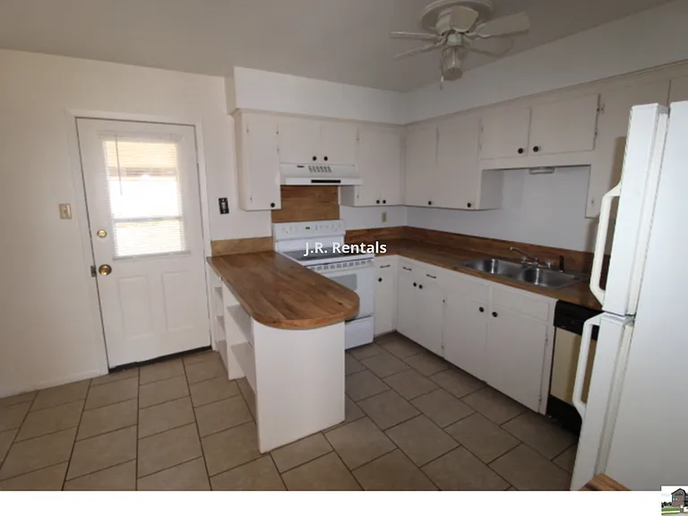 803 Michelle Dr — Photo 8