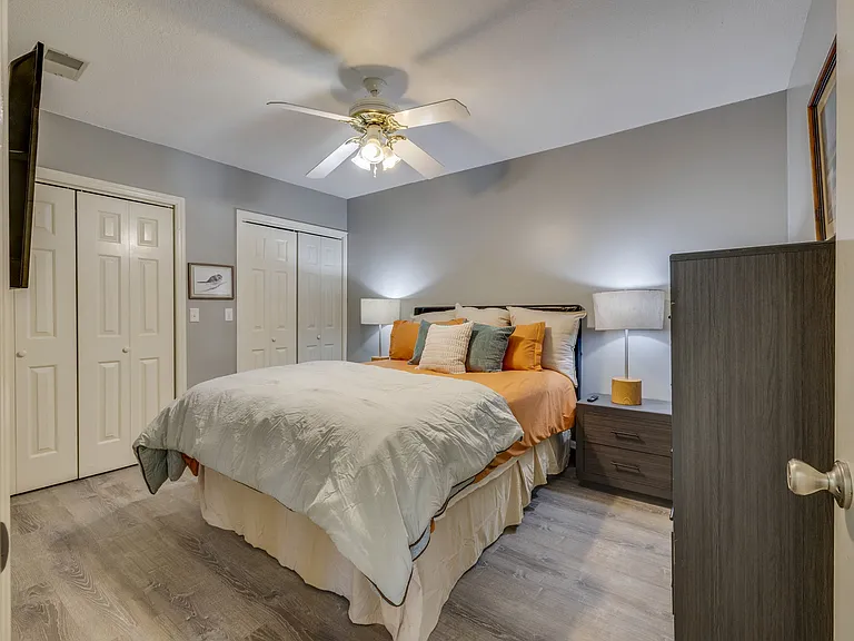 5009 Emerald Dr — Photo 30