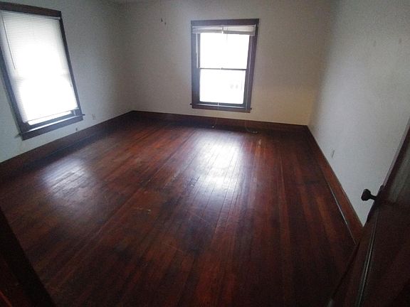 5th image of 119 E Pleasant St