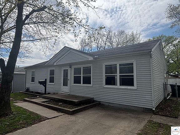 2nd image of 2424 Greenwood Ln