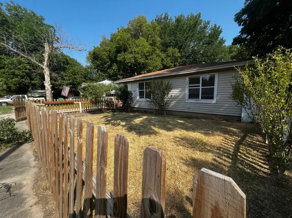 1517 E Tennie St, Gainesville, TX 76240