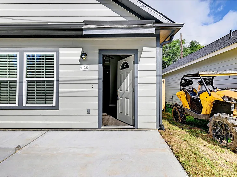 8695 Sassafras St — Photo 2