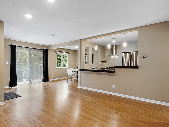 3rd image of 807 W 40th St