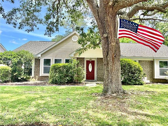 3rd image of 412 W Lake Catahoula Ct