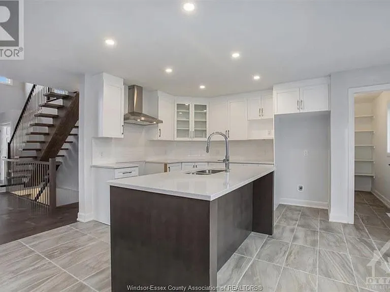 572A Chambord St — Photo 2