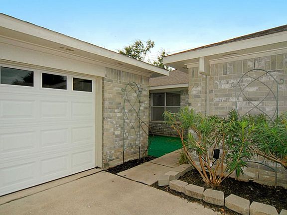 Great large driveway and 2 car attached garage with new window-paneled garage door. Good for curb appeal and natural light in garage.