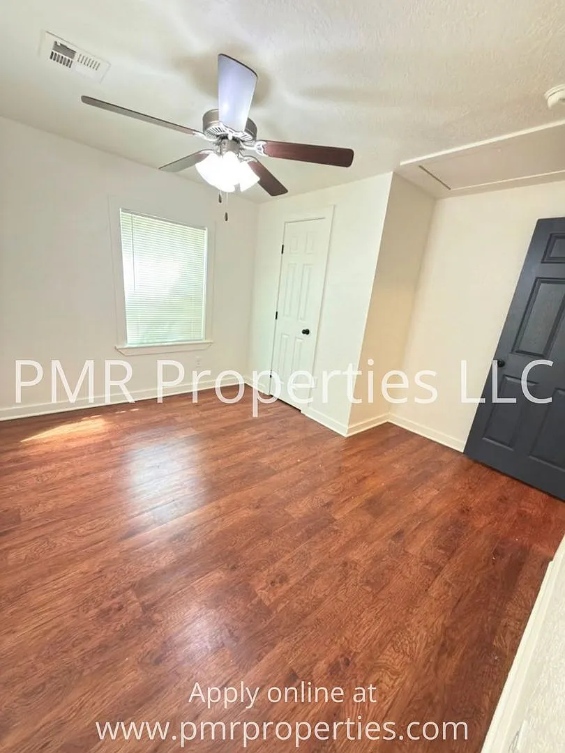 2 Bedrooms/1 Bathroom House — Photo 4