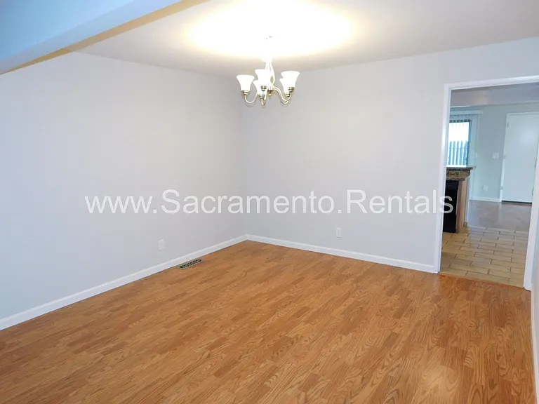 2637 Latham Dr — Photo 8