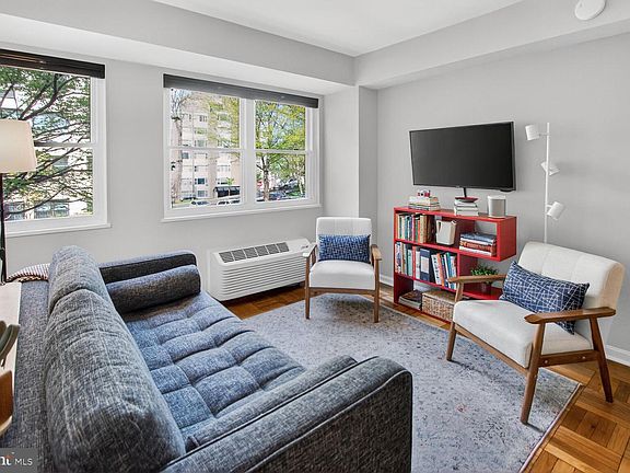 5th image of 1801 Clydesdale Pl NW #323