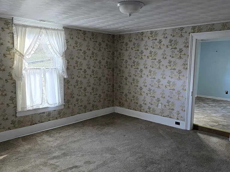 213 Roxbury St — Photo 11