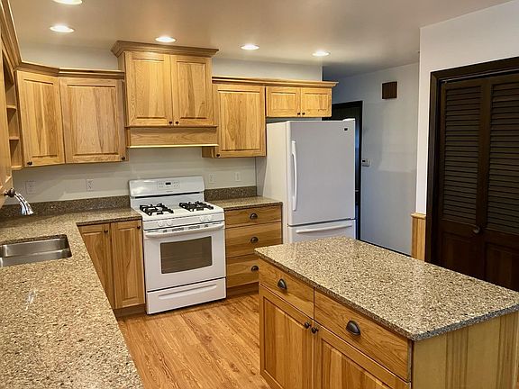 4th image of 302 W Meadow St