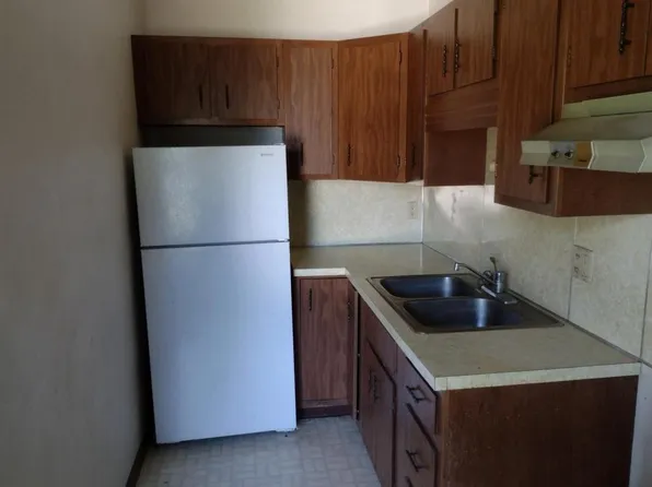 221 N Church St APT 7, Dakota, IL 61018