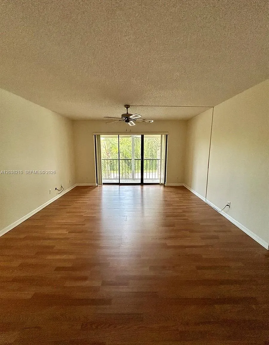 Palm Club Village Ii Cond — Photo 4