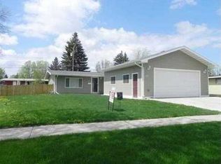 142 26th St SW, Minot, ND 58701