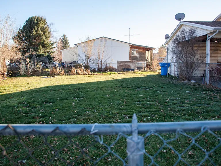 242 E 500 N — Photo 18