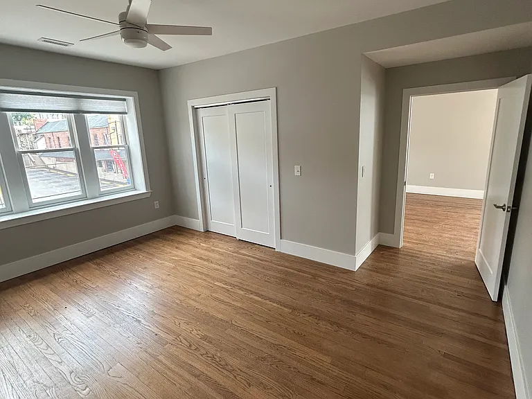 417 E Broadway — Photo 10