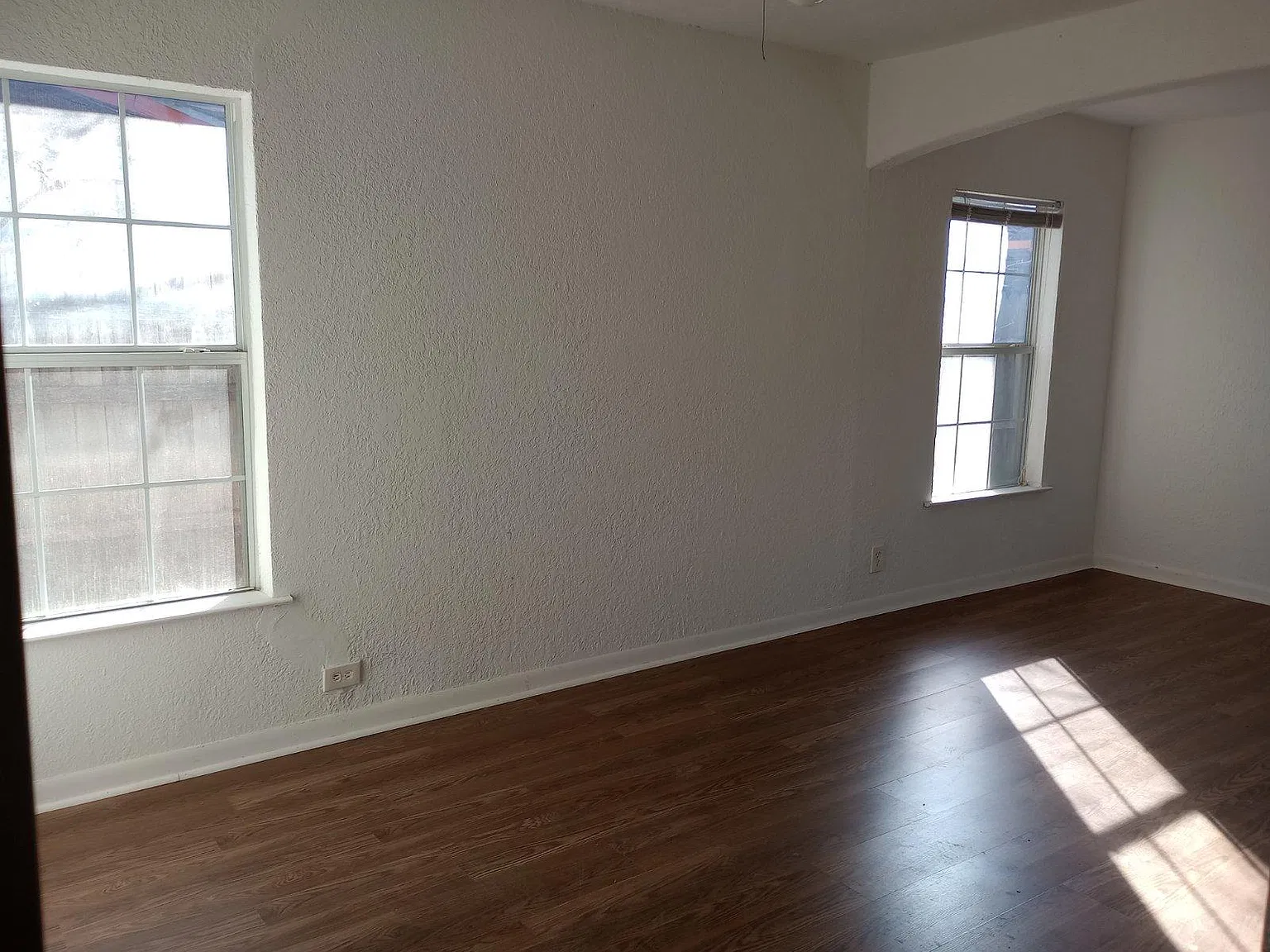 819 Rosehill Dr — Photo 2