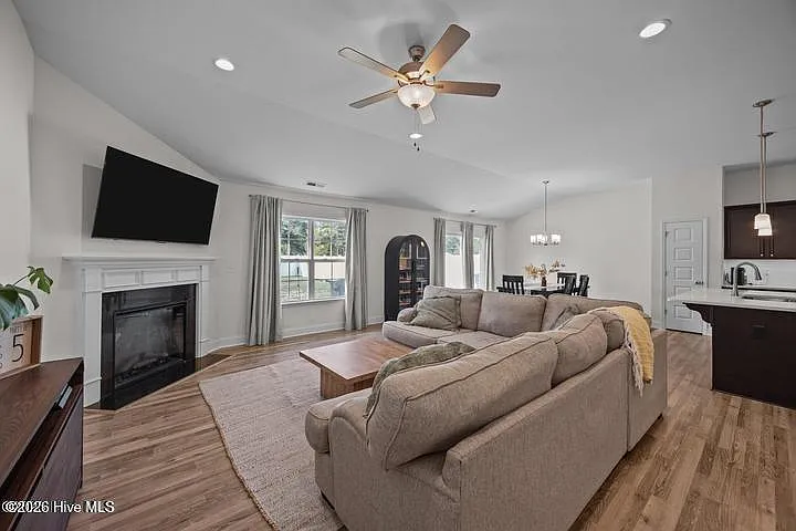 717 Oleander Dr — Photo 3