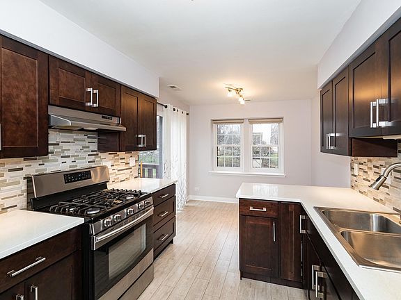 4th image of 858 Stradford Cir #D2