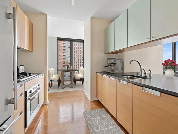 4th image of 310 W 52nd St APT 26B