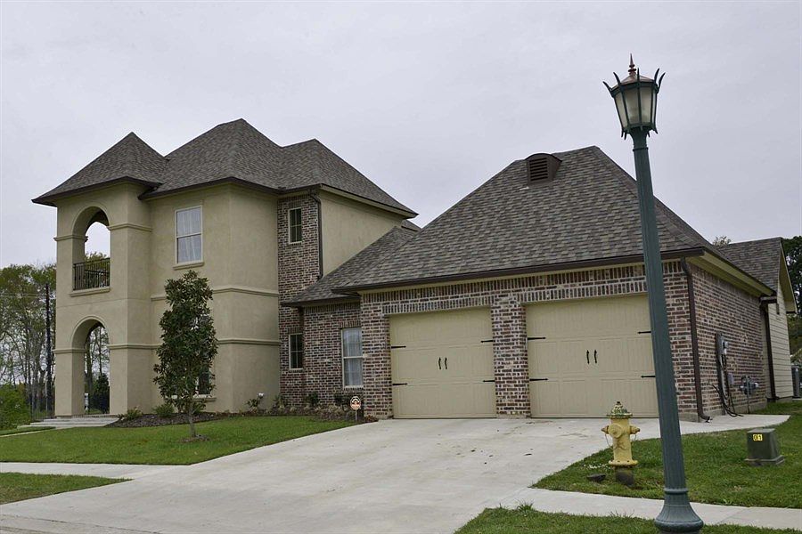 1st image of 300 Queensberry Dr