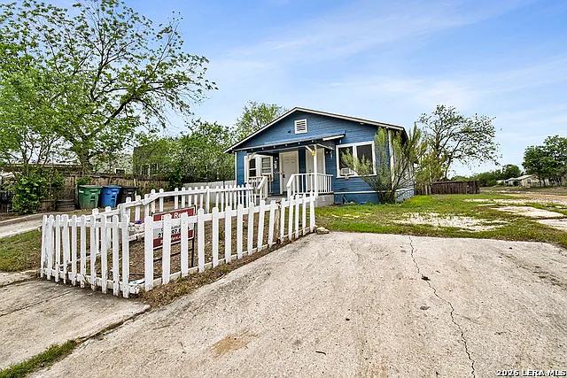 2 bed, 1.0 bath, 1943 sqft, $850 — Photo 2