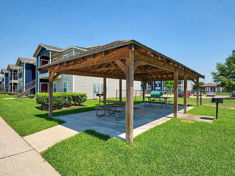 EXTERIOR-PICNICAREA-01