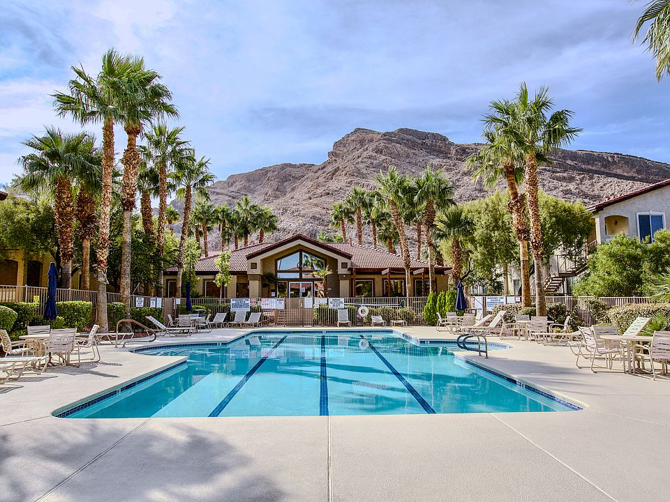 Big size community pool with 2 jacuzzis