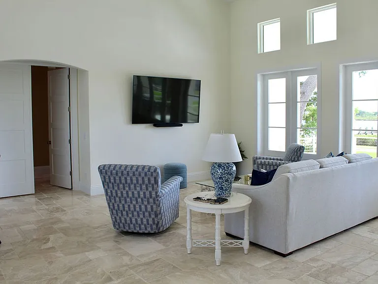 224 N Riverside Dr — Photo 14