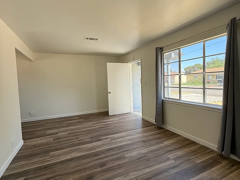 1147 W Oldfield St — Photo 3