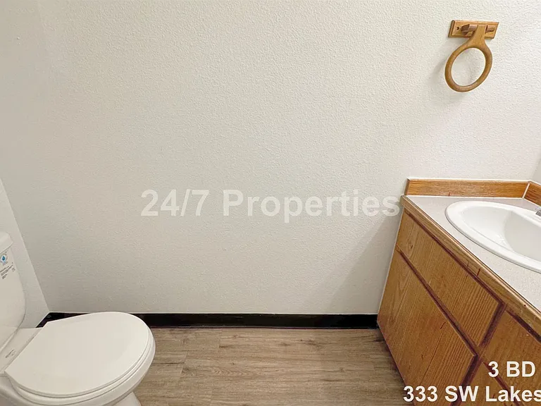 333 SW Lakeshore Dr — Photo 5