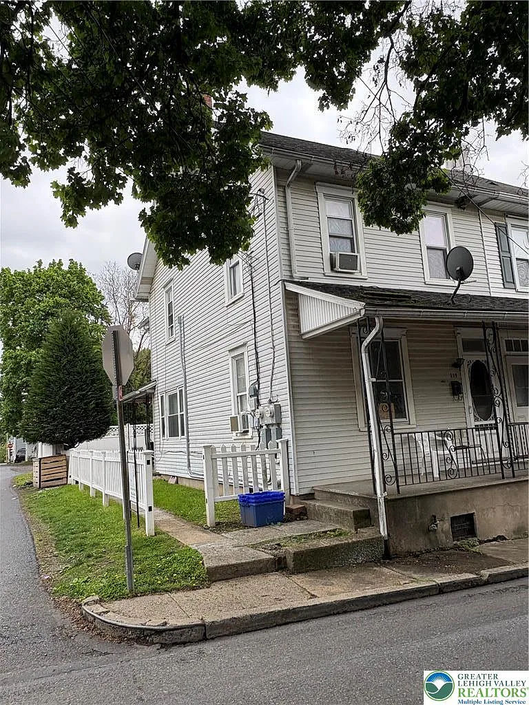 2 bed, 931 sqft, $2,100 — Photo 1