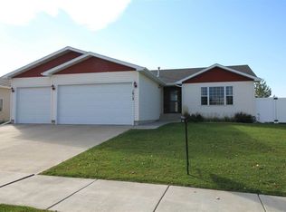 1912 25th St SW, Minot, ND 58701