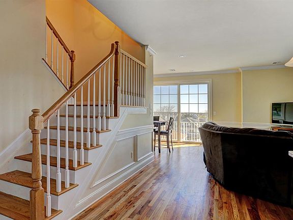 5th image of 119 Dupont Ave #6
