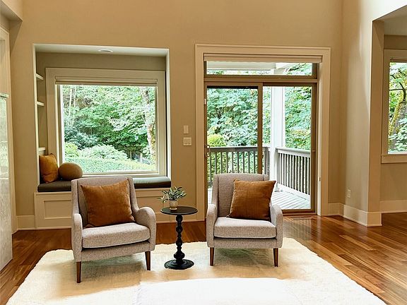 4th image of 1727 Nile Avenue NE
