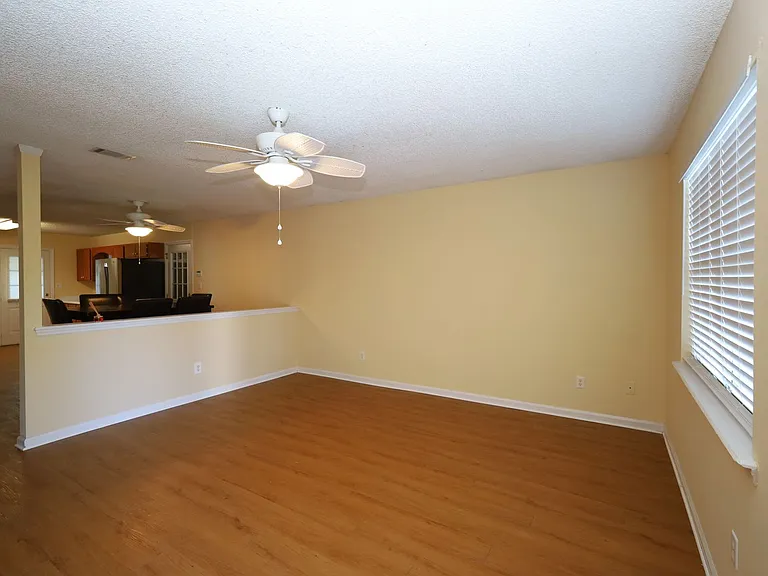 1727 Largo Cir — Photo 2
