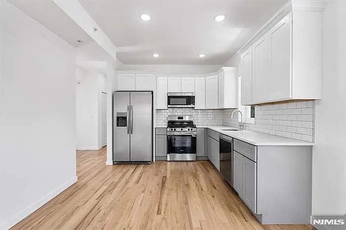3 bed, 2.0 bath, 1050 sqft, $2,650 — Photo 3