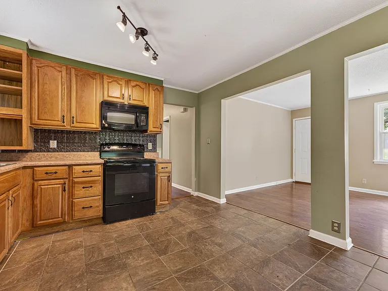 807 Pollard Rd — Photo 15