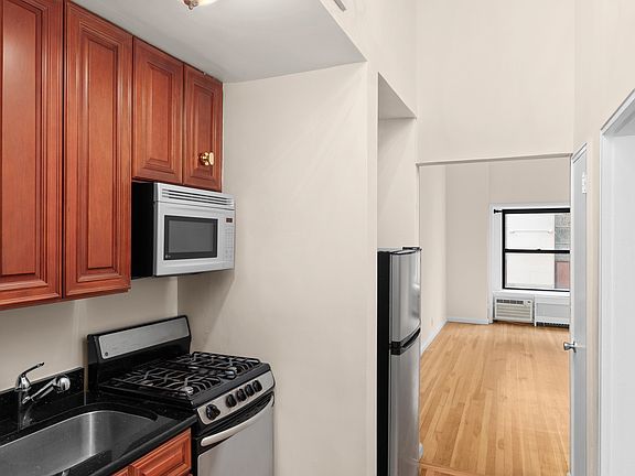 3rd image of 11 E 66th St APT 2D