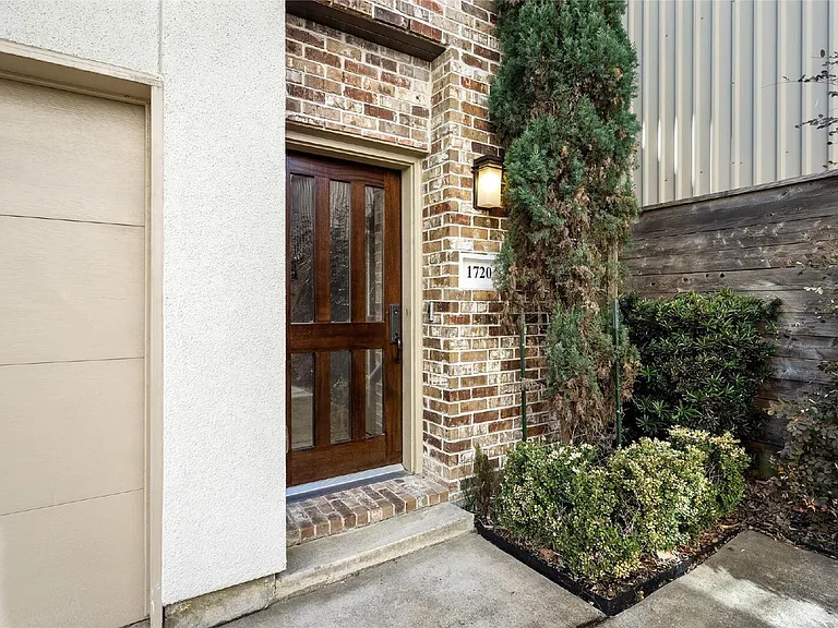 1720 Live Oak St — Photo 3