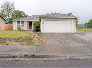 950 Colinwood Ln, Medford, OR 97501