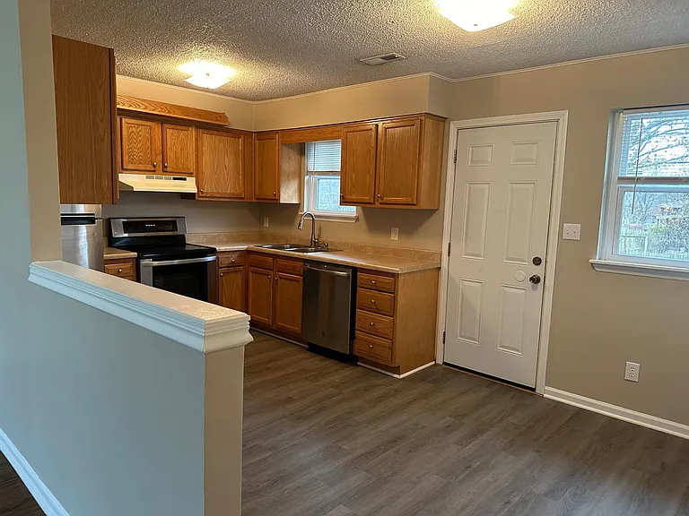 410 Savannah Ave — Photo 12