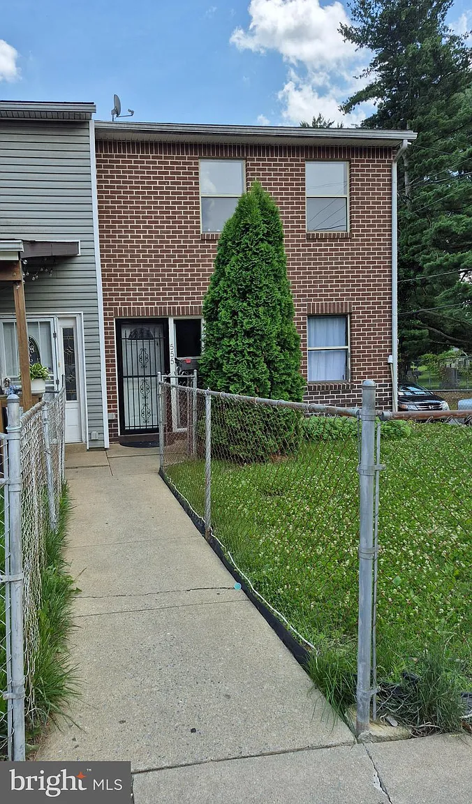 555 Woodward St photo 1
