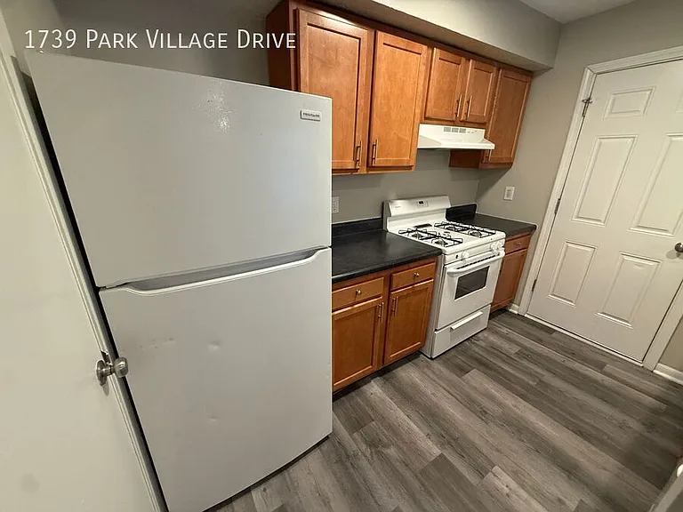 1739 Park Village Dr — Photo 15
